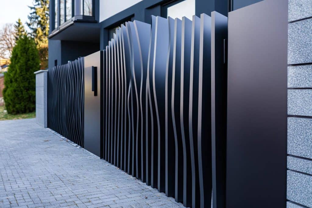 Современные виды заборов для частных домов
